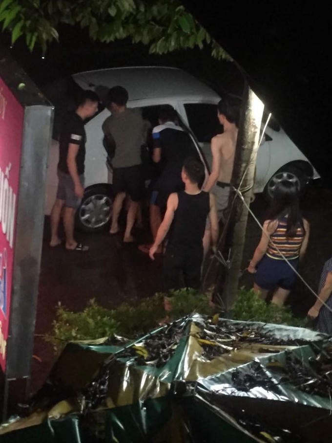 Mặc d&ugrave; được mọi người đưa đi cấp cứu tuy nhi&ecirc;n anh H. đ&atilde; tử vong ngay sau đ&oacute;.&nbsp;