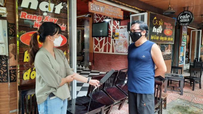 Tuy nhiên, bên cạnh những hàng quán đã mở cửa để bán mang về, thì nhiều cửa hàng vẫn đóng cửa, nhiều cửa hàng đang trong thời gian dọn dẹp...để mở cửa.