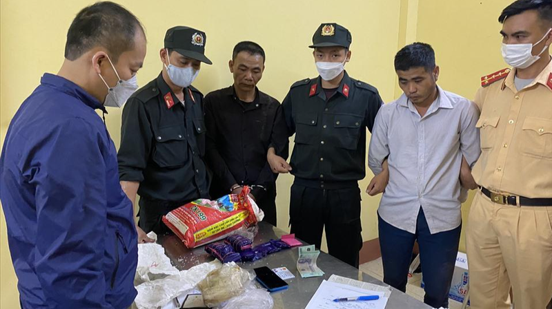 Hai đối tượng tại cơ quan công an.