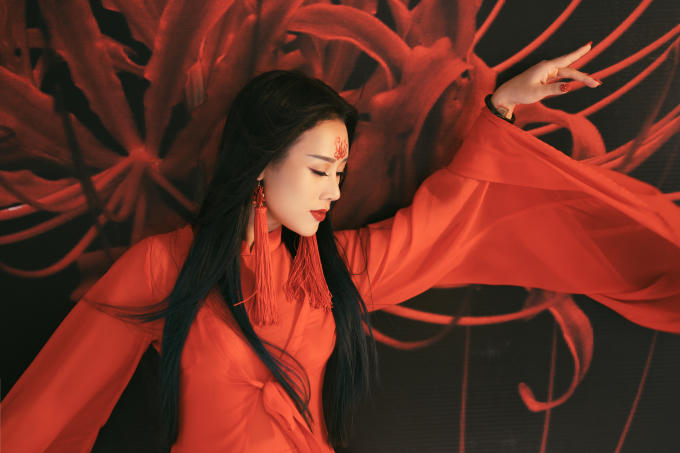 Bà xã ca sĩ Việt Hoàn gây sốt khi cover nhạc phim “Tam sinh tam thế thập lý đào hoa”