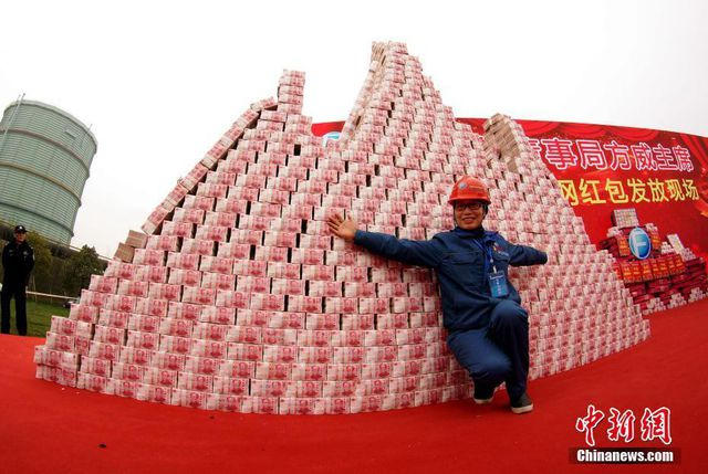 Trung Quốc: C&aacute;c c&ocirc;ng ty xếp tiền th&agrave;nh n&uacute;i thưởng Tết cho nh&acirc;n vi&ecirc;n