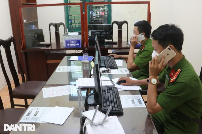 Từ tối 5/9 đến chiều 6/9, Công an phường Trung Hòa (Cầu Giấy, Hà Nội) đã tiếp nhận 1.046 hồ sơ của các đơn vị, doanh nghiệp xin cấp giấy đi đường. Các cán bộ công an phường phải ứng trực, làm việc 24/24h để tiếp nhận và xử lý hồ sơ.