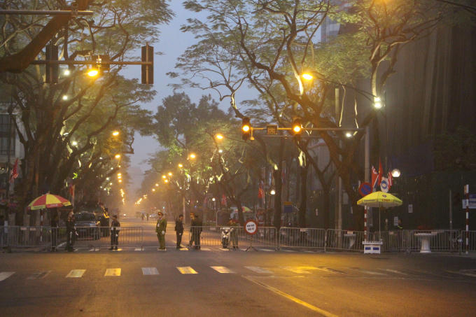 Toàn bộ đoạn đường di chuyển từ khách sạn Melia chạy dọc theo đường Lý Thường Kiệt đã được ngăn bởi rào chắn.