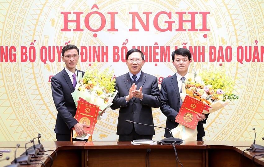 Chủ tịch UBND tỉnh Lê Ánh Dương trao Quyết định và tặng hoa chúc mừng cho tân Giám đốc Sở Giao thông vận tải và Sở Lao động - Thương binh & Xã hội.