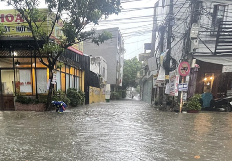 Tuyến phố Trung Lực, TP Hải Phòng ngập sâu trong nước sau cơn mưa lớn.