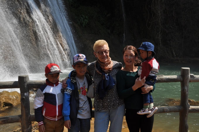 Du khách nước ngoài chụp ảnh ở Thác Dải Yếm. (ảnh: Minh Long)