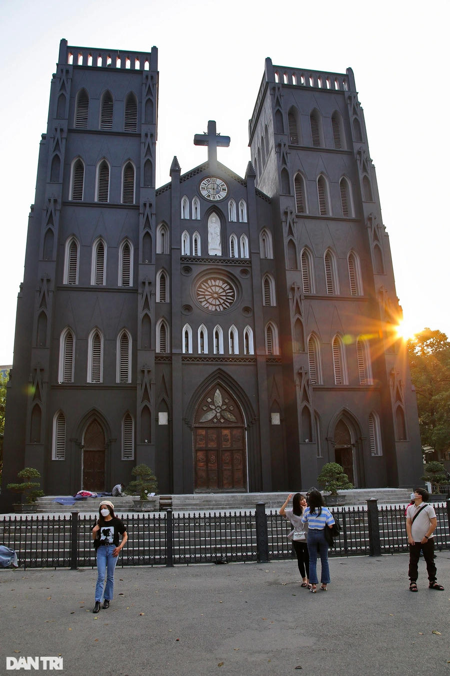 Hình ảnh Nhà thờ Lớn Hà Nội với lớp sơn màu ghi xám lạ mắt - 9