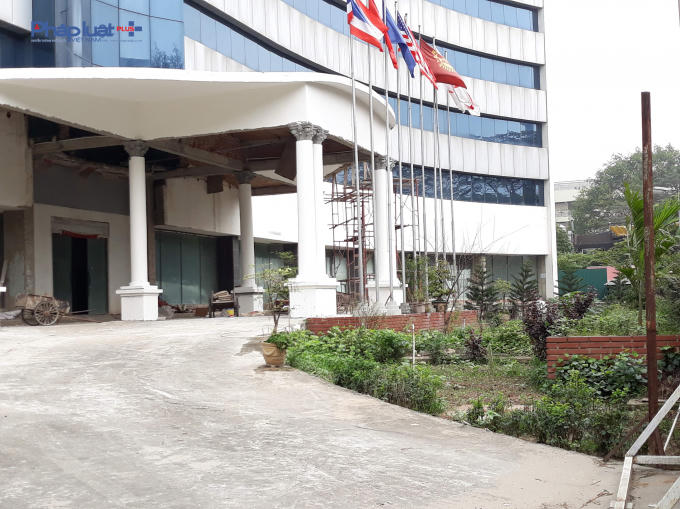 Phía trước thi công dở dang.