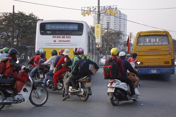 Giao thông hỗn loạn tại cửa bến xe Nước Ngầm.