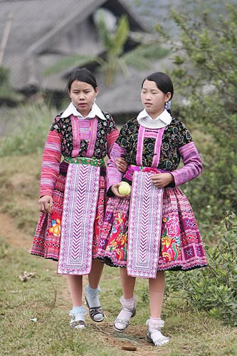 Những bộ váy mới nhất, đẹp nhất hòa cùng sắc hoa đào, hoa mận trong ngày tết.