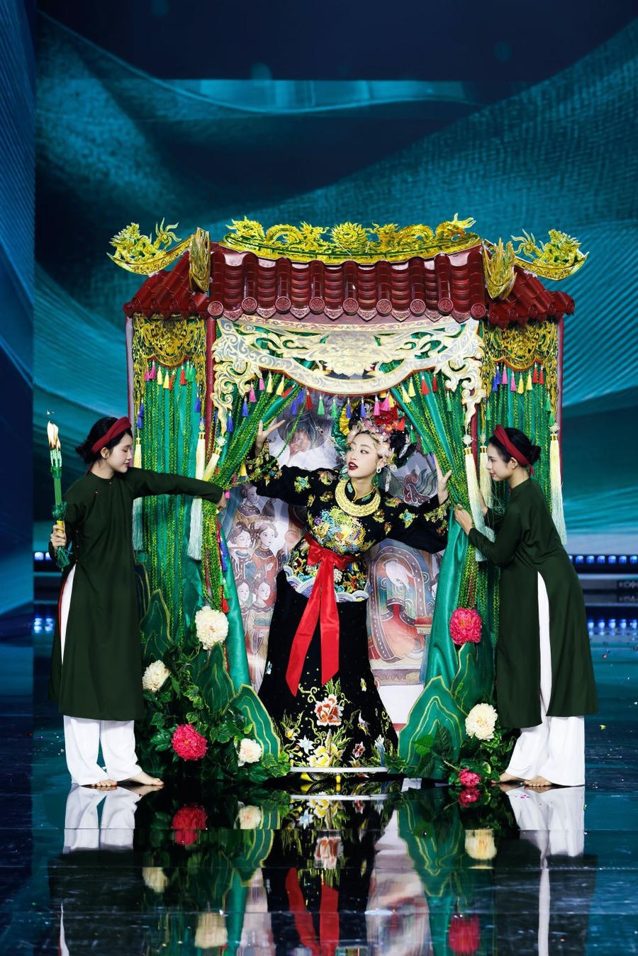Hoa hậu Lương Thùy Linh diện trang phục Ánh đuốc trên ngàn, được lấy ý tưởng từ Cô Bé Đông Cuông - vị Thánh Cô linh thiêng chốn thượng ngàn. Tác giả muốn gửi gắm thông điệp gìn giữ, phát huy nét đẹp của tín ngưỡng thờ Mẫu và góp phần khẳng định giá trị độc đáo, đặc sắc và sức sống của di sản văn hóa đại diện cho nhân loại.