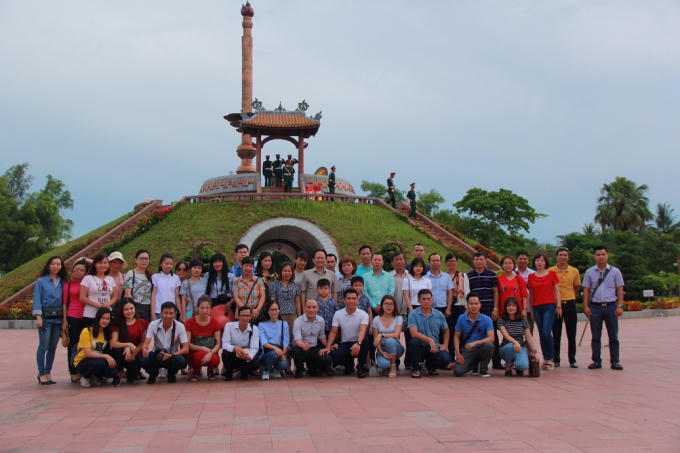 Đoàn công tác báo PLVN với hành trình 'Tri ân tháng 7 miền Trung' tại nghĩa trang thành cổ Quảng Trị.