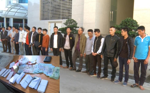 18 đối tượng và tang vật thu được tại xới bạc.