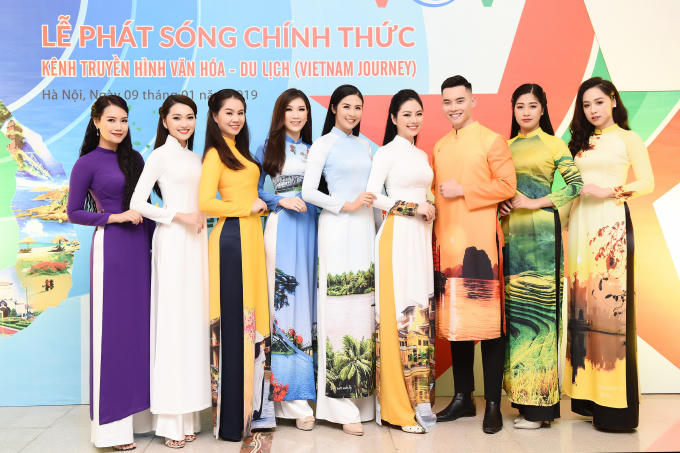 'Bạn gái tin đồn' của Phan Văn Đức diễn áo dài cho HH Ngọc Hân