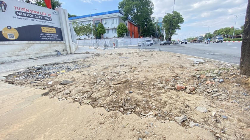 Vỉa hè trên đường Lê Quang Đạo (Nam Từ Liêm, Hà Nội) đoạn trước cổng trường THCS Phú Đô.