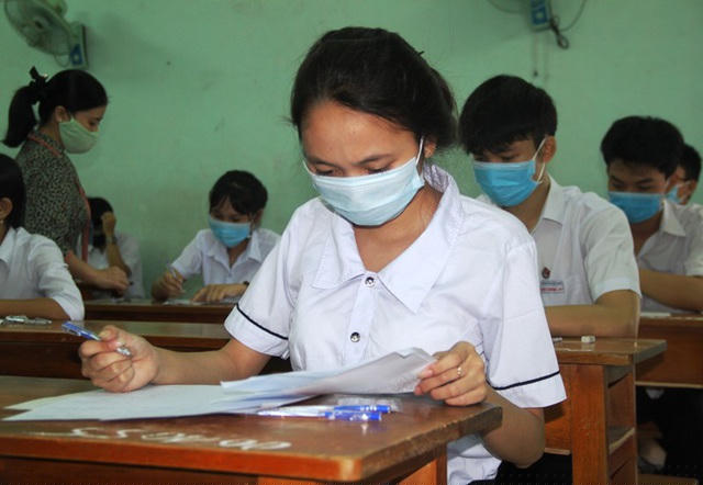 Bên trong phòng thi, các thí sinh chăm chú làm bài...