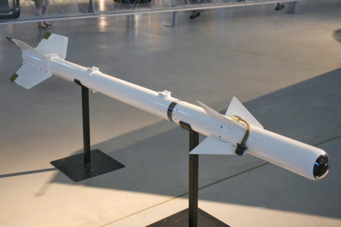 Tên lửa K-13, sản phẩm sao chép đầu tiên của Liên Xô từ nguyên mẫu tên lửa AIM-9 của Mỹ.