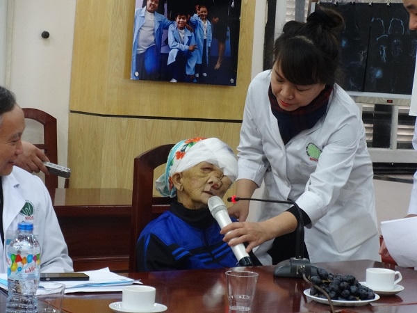 Bà Chài cảm ơn các bác sĩ, nhà báo đã giúp bà thoát khỏi được khuôn mặt dị dạng bấy lâu nay.