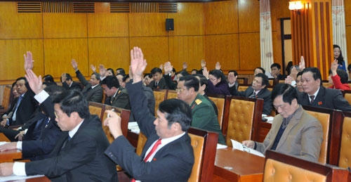 Các đại biểu tiến hành biểu quyết tại kỳ họp (Ảnh: Báo Lạng Sơn).