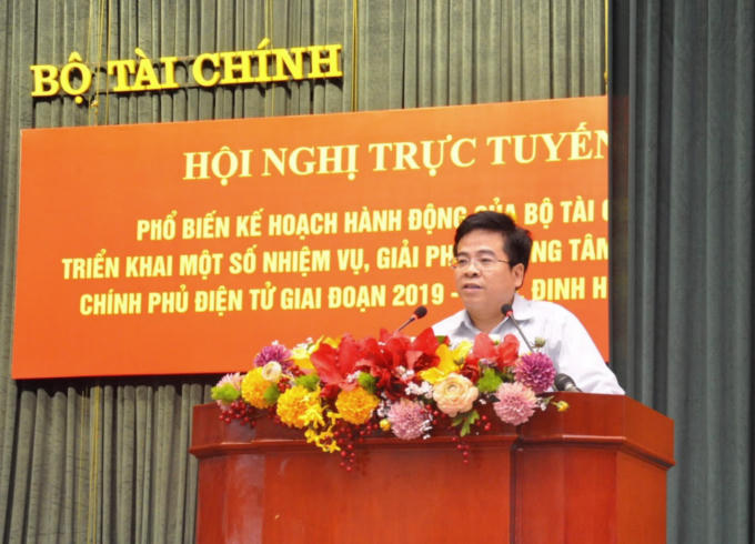 Ông Hoàng Xuân Nam – Phó cục trưởng Cục Tin học và Thống kê tài chính giới thiệu về Kiến trúc Cơ sở dữ liệu quốc gia về Tài chính tại Hội nghị trực tuyến phổ biến, quán triệt Quyết định số 844/QĐ-BTC diễn ra ngày 12/9/2019. (Ảnh: Tuệ Anh)