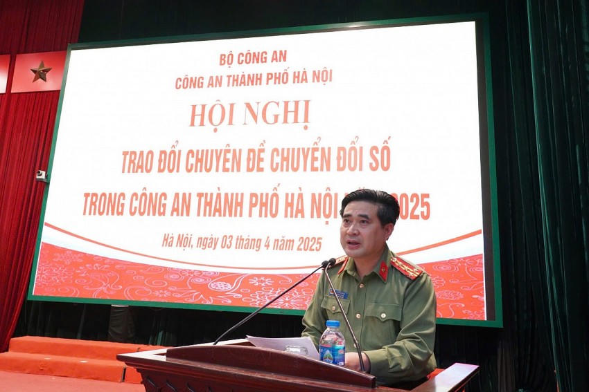 Đại tá Lê Đức Hùng- Trưởng phòng Viễn thông tin học phát biểu tại hội nghị .