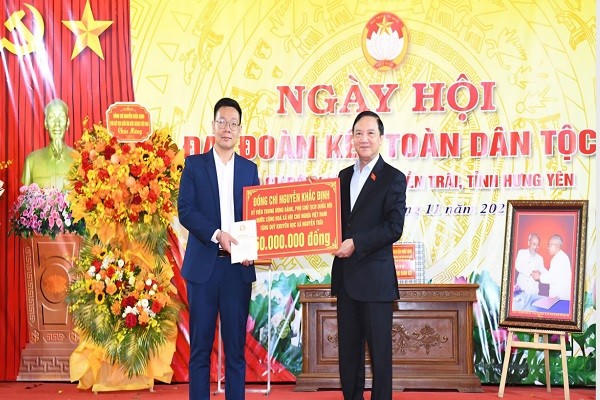 Phó Chủ tịch Quốc hội Nguyễn Khắc Định trao tặng Quỹ khuyến học của xã Nguyễn Trãi 50 triệu đồng để thực hiện công tác khuyến học, khuyến tài.