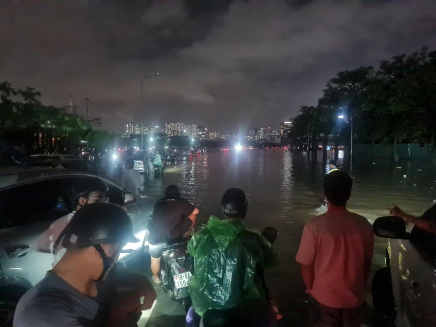 Tuyến đường Lê Quang Đạo đoạn đi qua SVĐ Mỹ Đình ngập sâu trong nước.