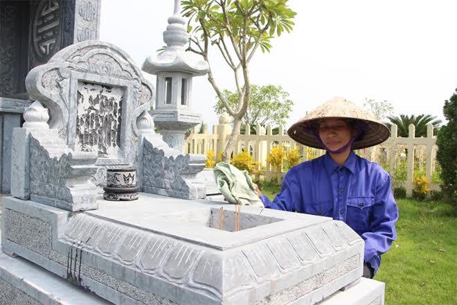 Chị Hồng lau chùi cẩn thận từng ngôi mộ.
