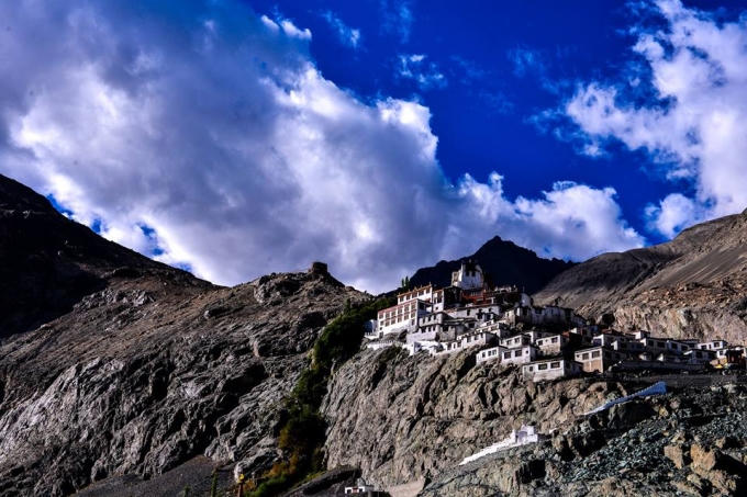 Nếu không nghỉ lại một đêm ở trong những ngôi nhà được xây dựng trên dãy núi Himalaya, bạn sẽ hối hận cả đời.