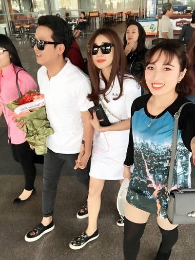 Hai người tay trong tay rất tình cảm và thân mật. Ảnh: facebook.