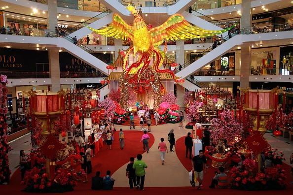 Bên trong một khu mua sắm ở Kuala Lumpur, Malaysia những ngày giáp Tết. (Ảnh: Getty)