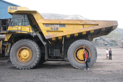 Chiếc siêu xe tải cao vút với trọng lượng hơn 100 tấn, bánh xe cao 2,7 m, gần gấp đôi một người bình thường.