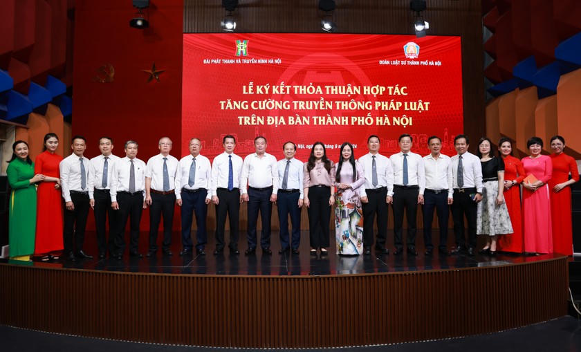 Ban Tổ chức và các khách mời chụp hình kỷ niệm cùng ông Lê Hồng Sơn - Phó Chủ tịch Thường trực UBND thành phố, Chủ tịch Hội đồng Phối hợp phổ biến giáo dục pháp luật thành phố Hà Nội.