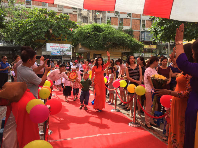 C&ocirc; chủ nhiệm đ&oacute;n c&aacute;c bạn học sinh v&agrave;o lớp 1.