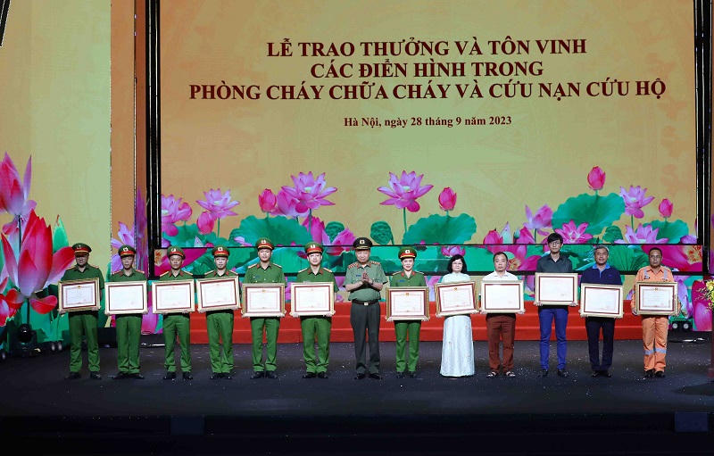 Bộ trưởng Tô Lâm trao Bằng khen của Thủ tướng Chính phủ tặng các tập thể và cá nhân.