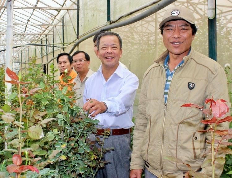 Ông Păng Ting Sin (bên phải) giời thiệu về hoa hồng tại vườn.