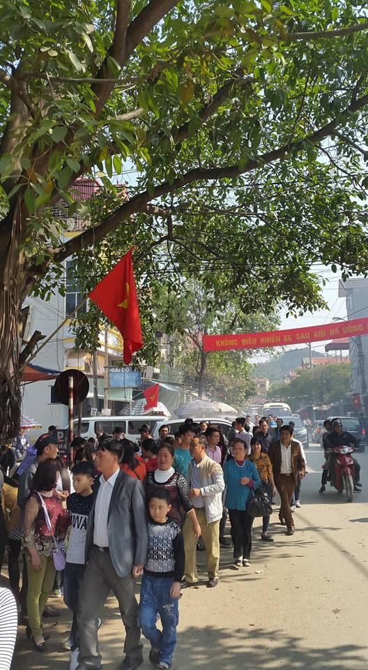 Đoàn du khách thập phương hành hương tại đền Mẫu Đồng Đăng. (ảnh: Minh Long).