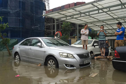 Giao thông quanh khu vực tê liệt hoàn toàn. Các con đường nội bộ trong khu đô thị cũng ngập sâu không thể đi lại bằng xe máy. Ảnh: Lao động.