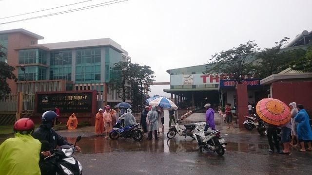 Người dân từng đứng chặn cổng vào Công ty CP Thép Dana - Ý để phản đối sáng 14/12/2016.