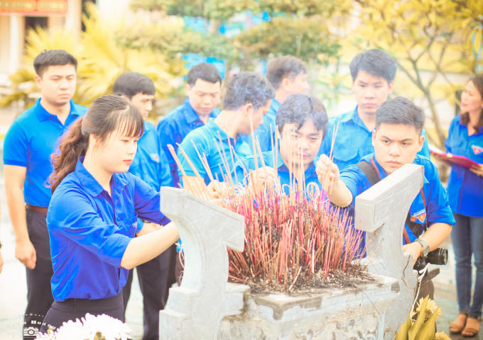 Dâng hương.