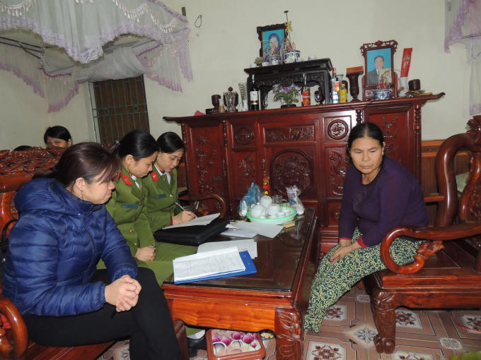 Cơ quan Công an lập biên bản vi phạm đối với bà Trần Thị Lan. Ảnh Công an Hà Nam