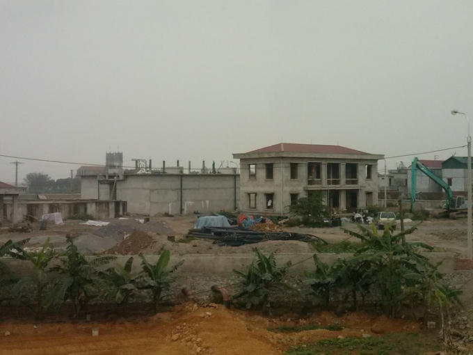 Theo ghi nhận của phóng viên, ở thời điểm hiện tại tiến độ thi công Nhà máy nước sạch dường như vẫn dậm chân tại chỗ.