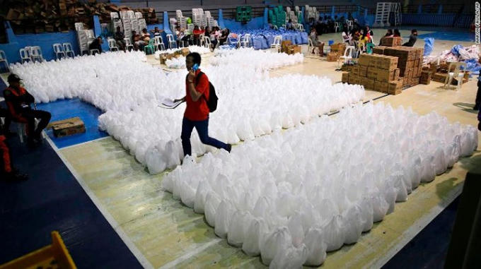 Các tình nguyện viên đang chuẩn bị đồ cứu hộ, sẵn sàng phân phối cho những người bị ảnh hưởng của siêu bão Mangkhut.