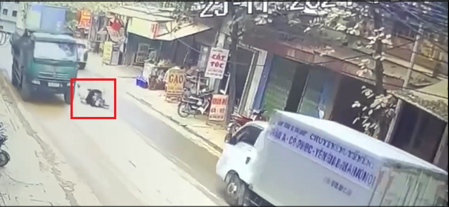Người đàn ông bất ngờ ngã xuống đường và bị xe tải đi hướng ngược chiều cán tử vong.