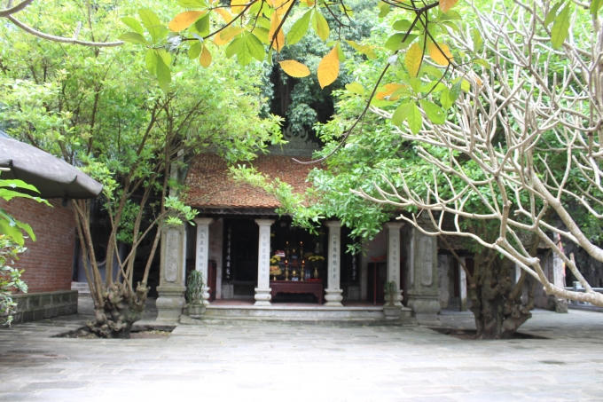 Khu miếu thờ linh thiêng nằm trong khu sinh thái.