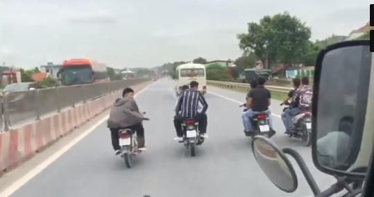 Nhóm thanh niên "vô tư" dàn hàng ngang trên đường. (Ảnh: Cắt từ clip)