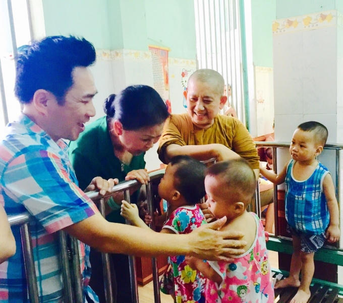 Khánh Ly xót xa thương cảm các cháu nhỏ bị bỏ rơi.