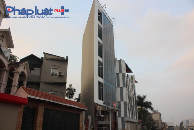 Một ngôi nhà "kỳ dị" có hình dáng như 1 lưỡi dao khổng lồ. (Ảnh: Lê Hải)