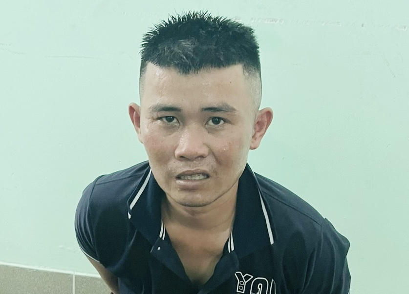 Đối tượng Hùng tại cơ quan công an. (Ảnh: CACC)