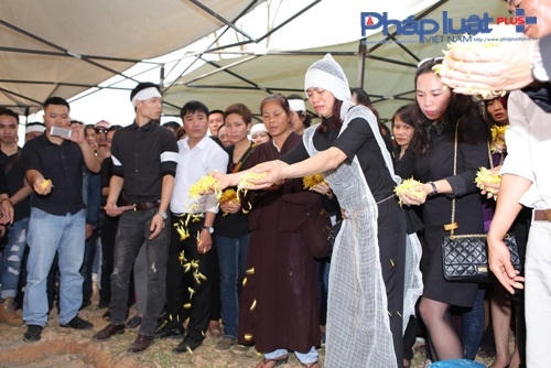 Vợ nhạc sĩ Trần Lập rắc hoa lên phần mộ của anh. Và giờ đây, chị đã mãi mãi phải rời xa anh.